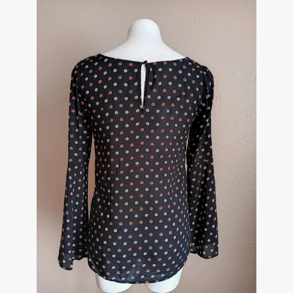 Express Bell Sleeve Floral Print Top - Picture 3 of 6